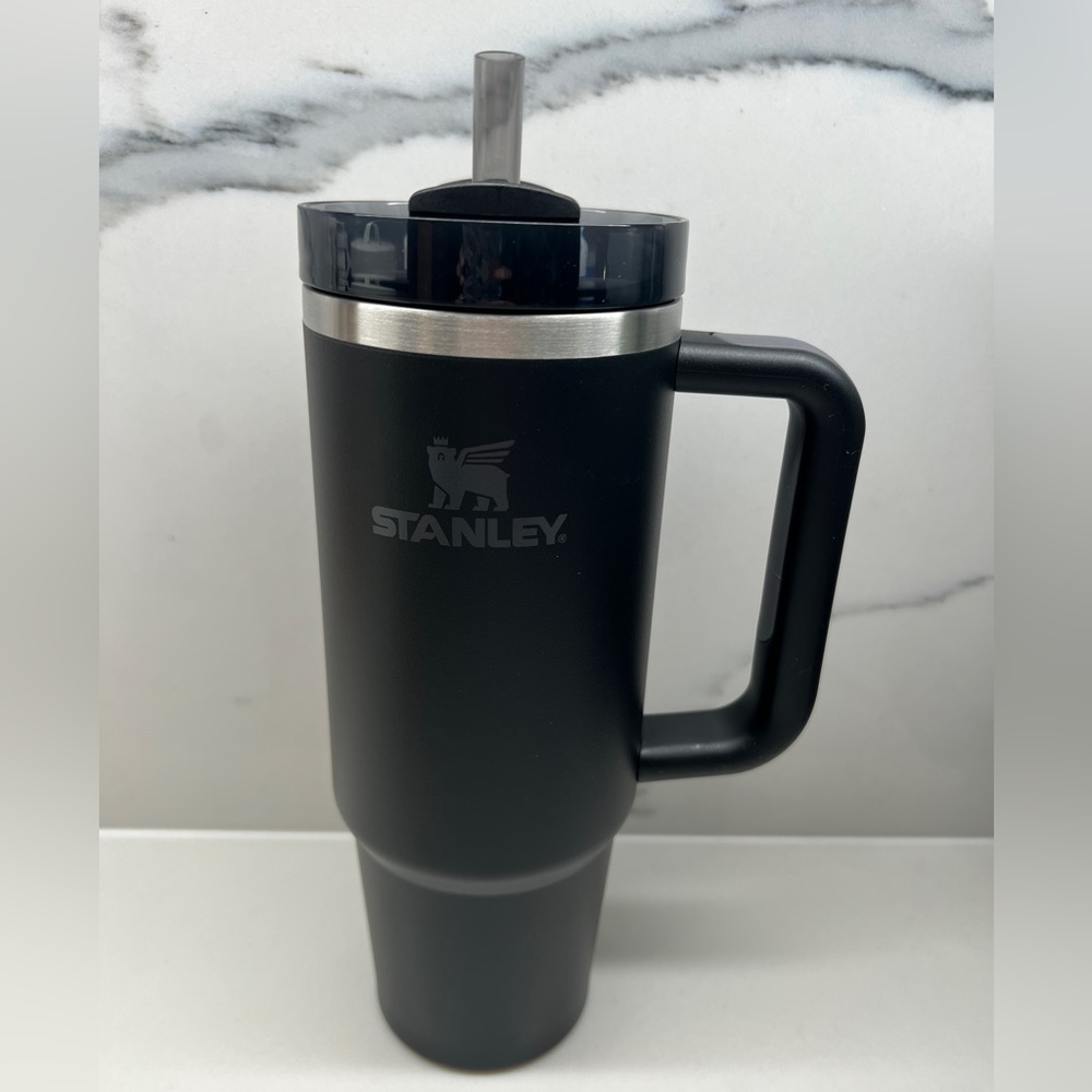 NEW RELEASE!! THE QUENCHER H2.0 FLOWSTATE™ TUMBLER | 30 oz Color: Black